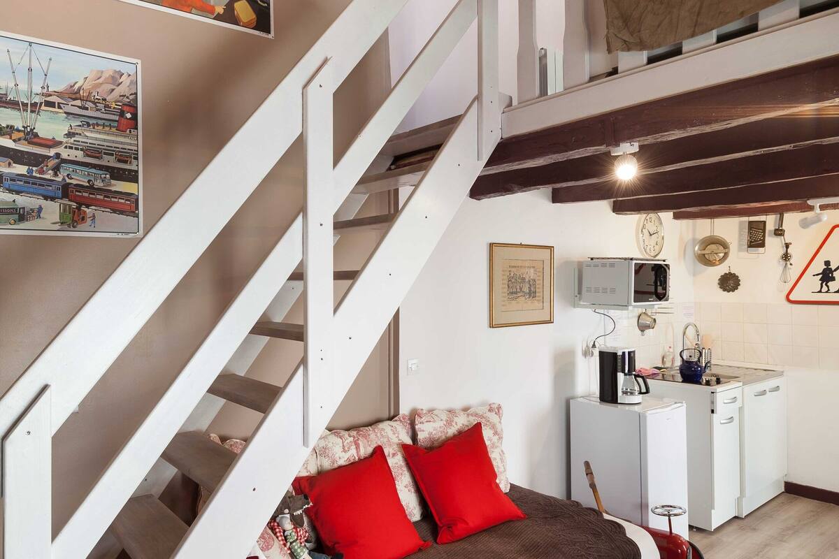 apartment | living area | 57-cm tv with digital channels