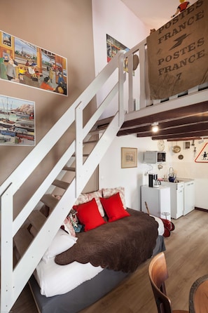 Apartment | Living area | 57-cm TV with digital channels - Hotel Arvor (Dinan)