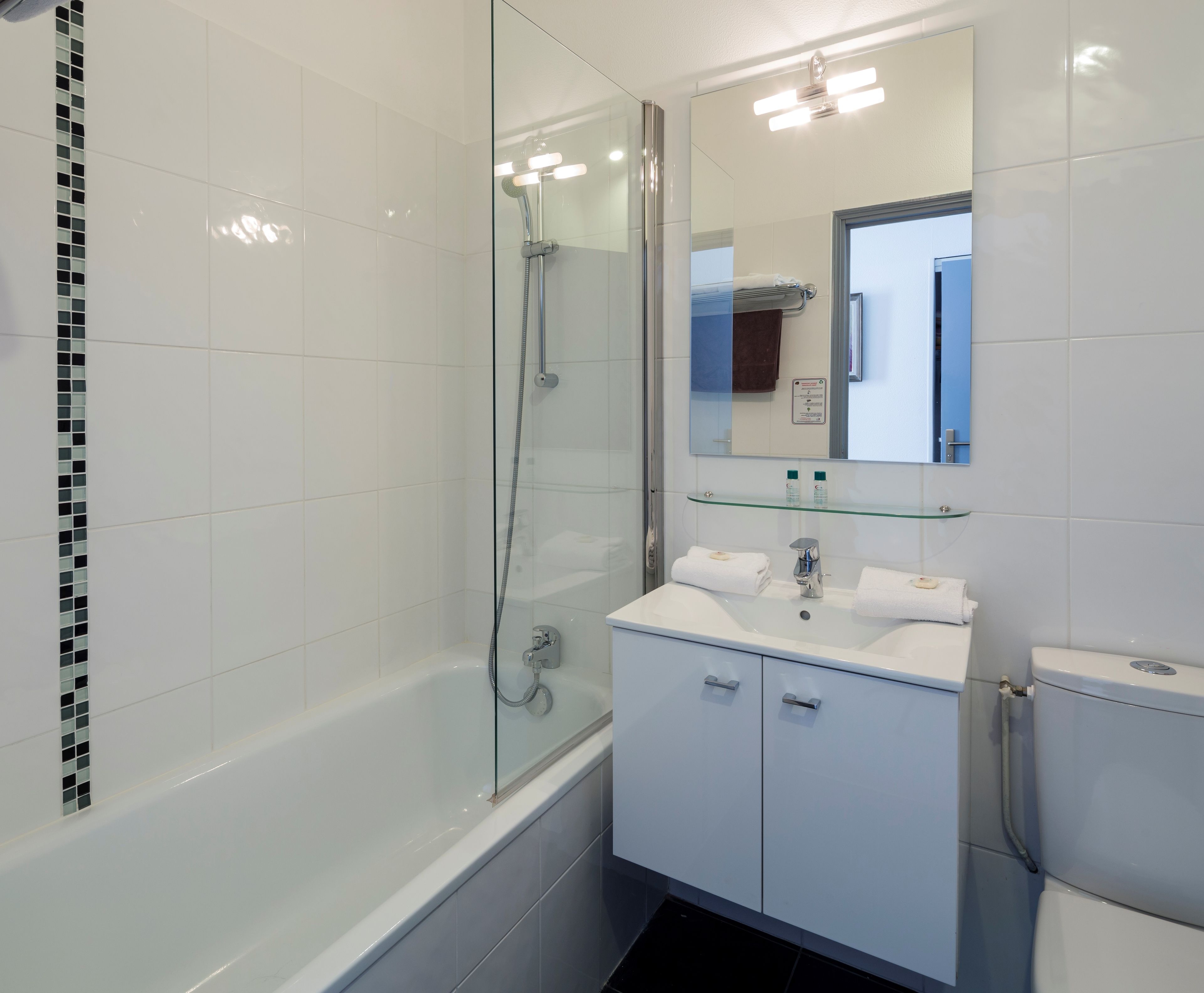 comfort twin room | bathroom | free toiletries, hair dryer, towels