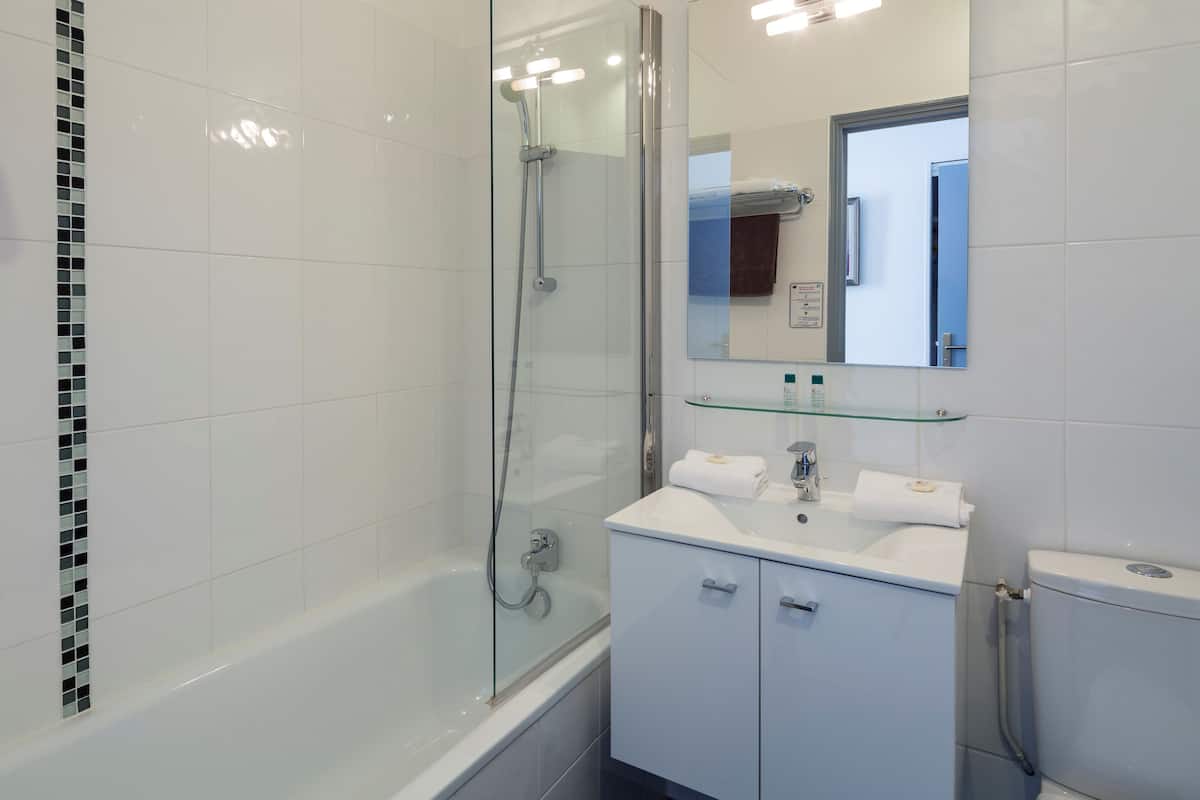 comfort twin room | bathroom | free toiletries, hair dryer, towels