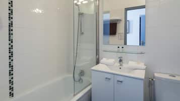 Comfort-Zweibettzimmer | Badezimmer | Kostenlose Toilettenartikel, Haartrockner, Handtücher