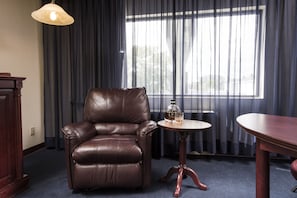 Room, 1 Queen Bed (Queen) | Living area | Flat-screen TV, iPod dock