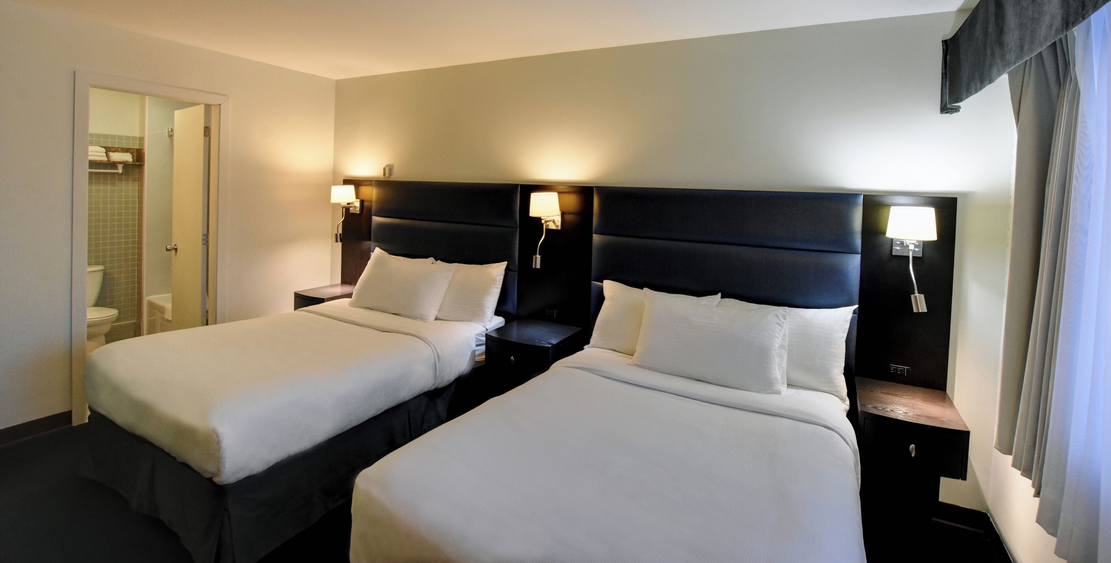 أغطية فراش متميزة وأسرّة سليكت كومفورت ومكتب ومكواة/لوح كي