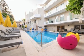 สระว่ายน้ำกลางแจ้งเปิดตามฤดูกาล