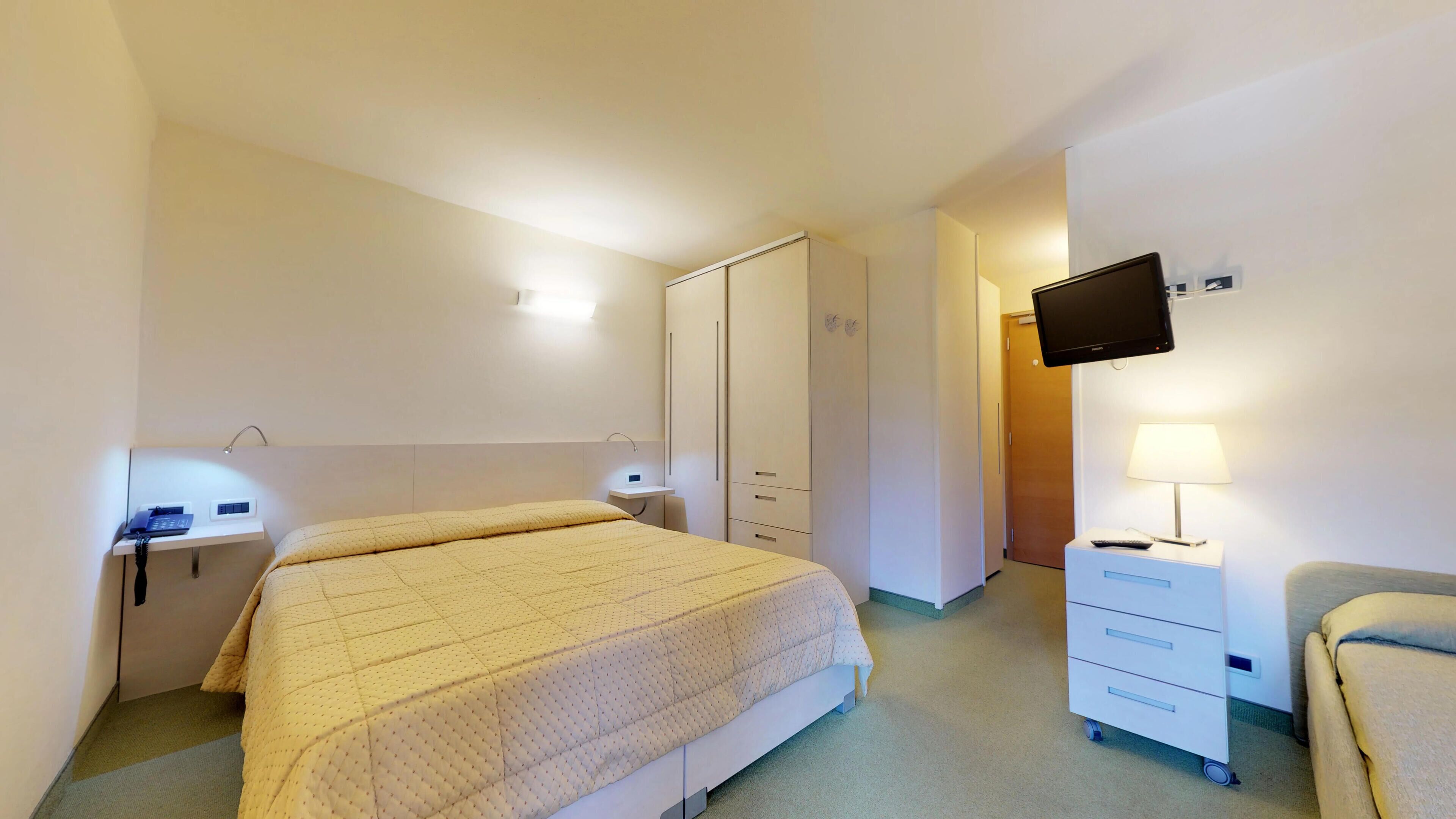 Comfort Triple Room | Hypo-allergenic bedding, down comforters, in-room safe, desk