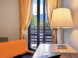 Quarto casal standard | Roupas de cama antialérgicas, edredons de pluma, cofres nos quartos