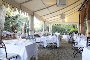 Lunch, dinner served; Italian cuisine, sea views