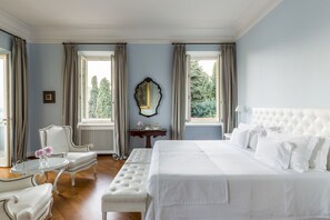 意大利 Frette 床单、迷你吧、客房内保险箱、办公桌