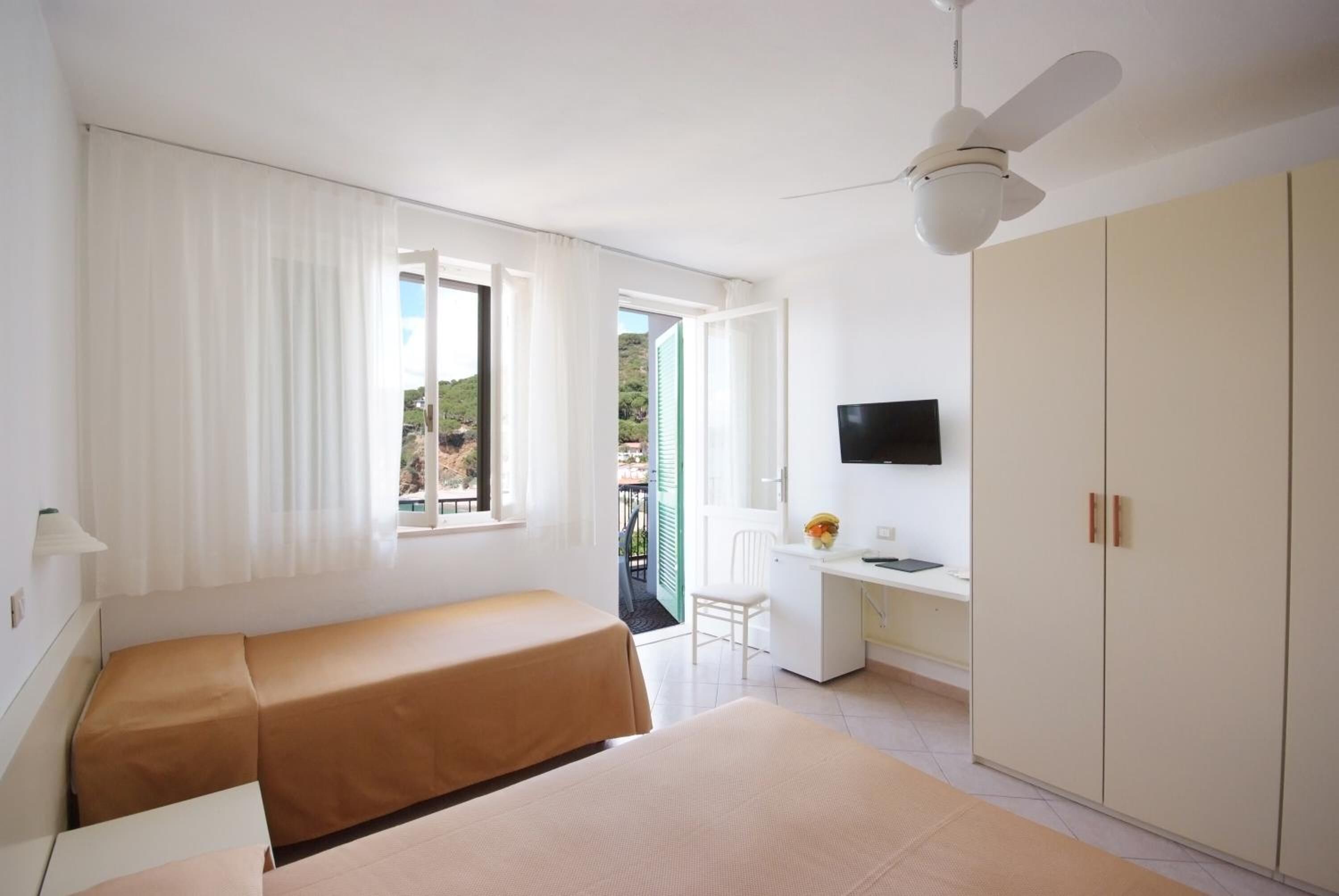 frette italian sheets, in-room safe, desk, cots/infant beds