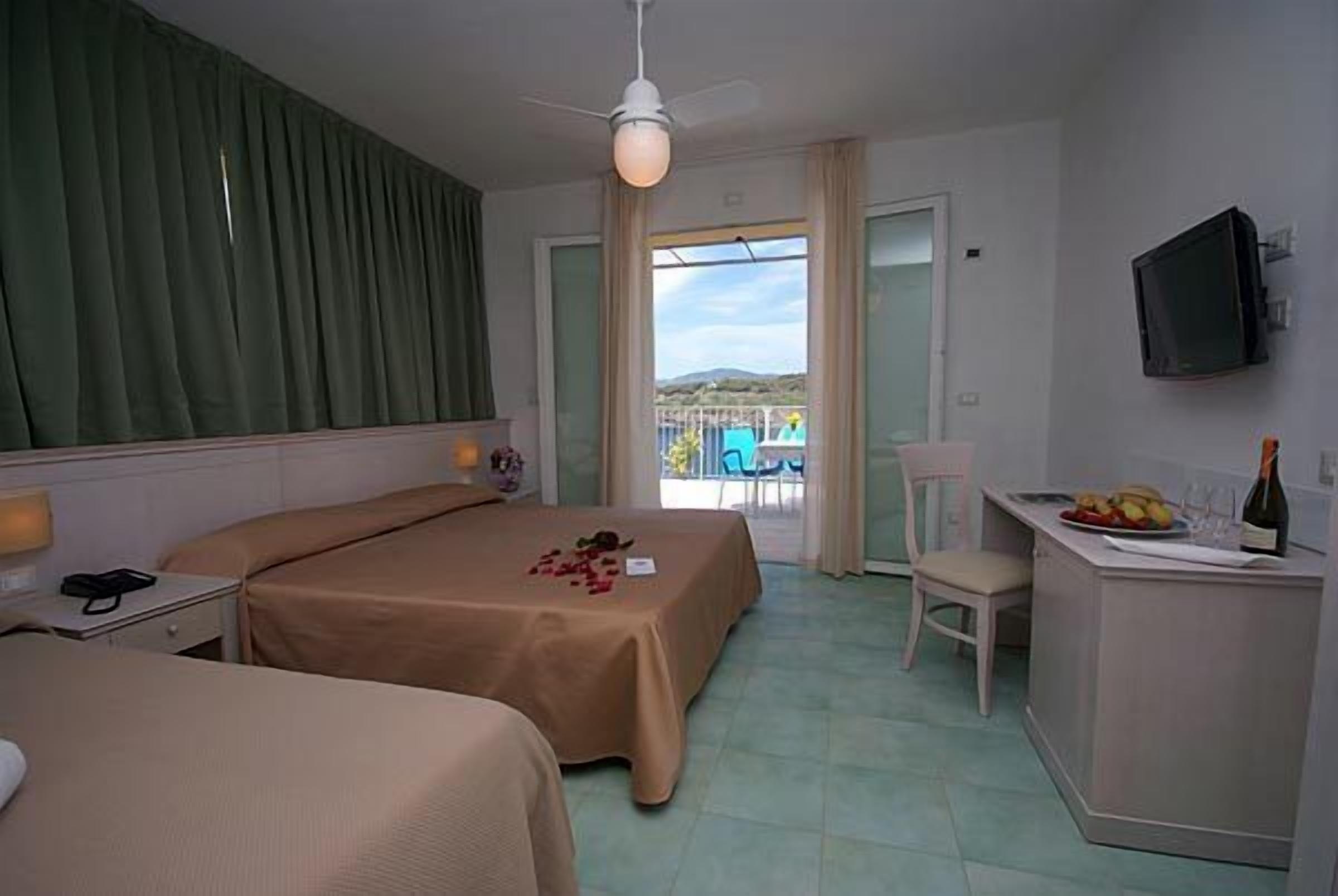 frette italian sheets, in-room safe, desk, cots/infant beds