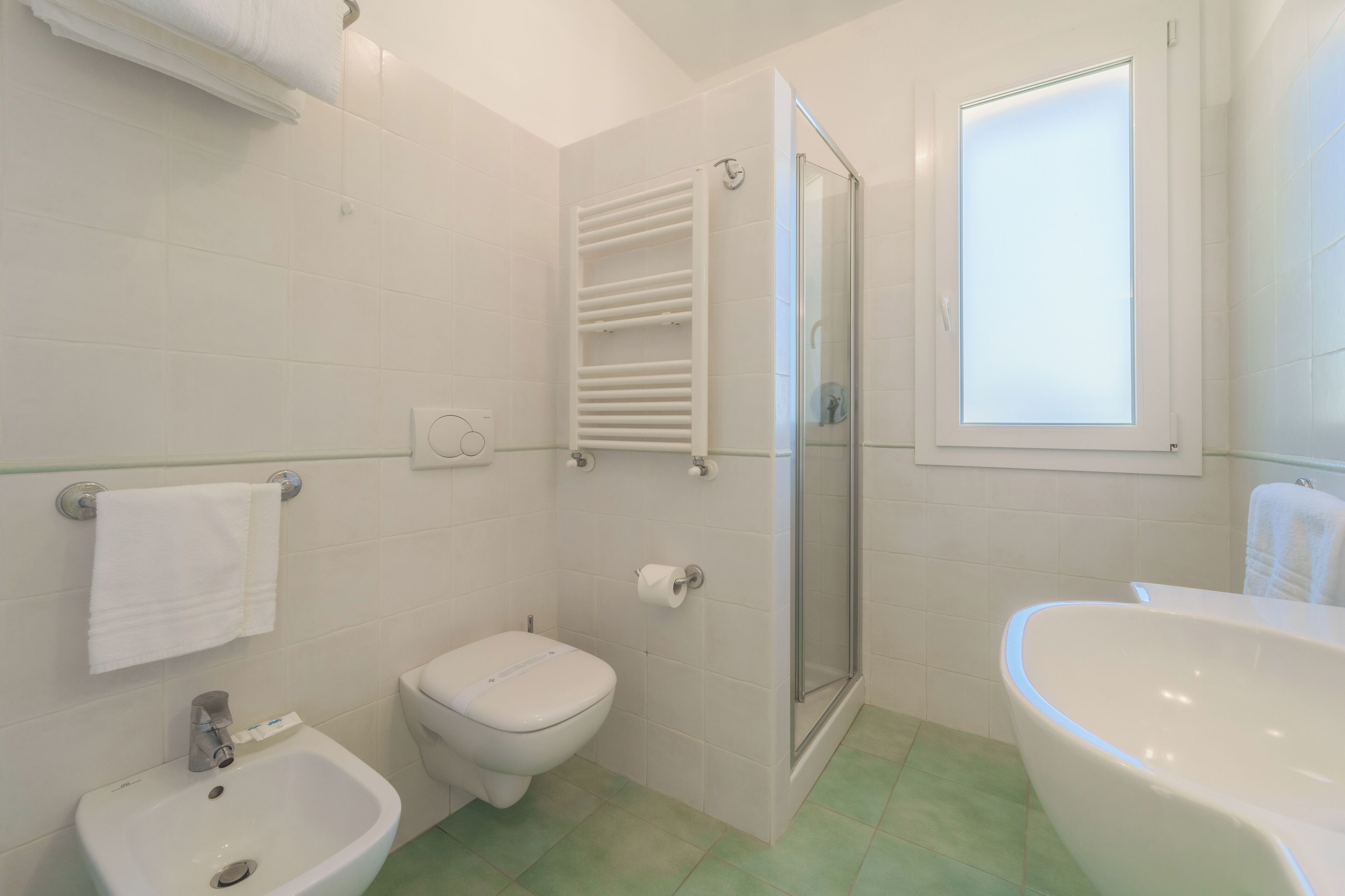 superior double room, sea view | bathroom | shower, hair dryer, bidet, towels