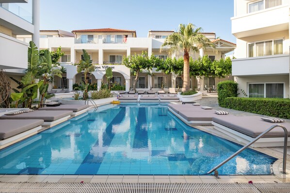 Indoor pool, 4 outdoor pools, pool umbrellas, pool loungers