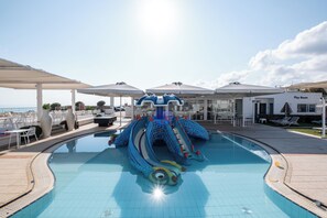 Inomhuspool, 4 utomhuspooler, parasoller och solstolar