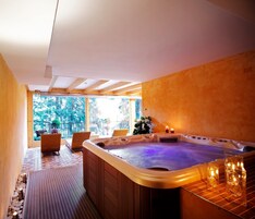 Couples treatment rooms, sauna, hot tub, steam room, hot springs