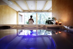 Couples treatment rooms, sauna, hot tub, steam room, hot springs