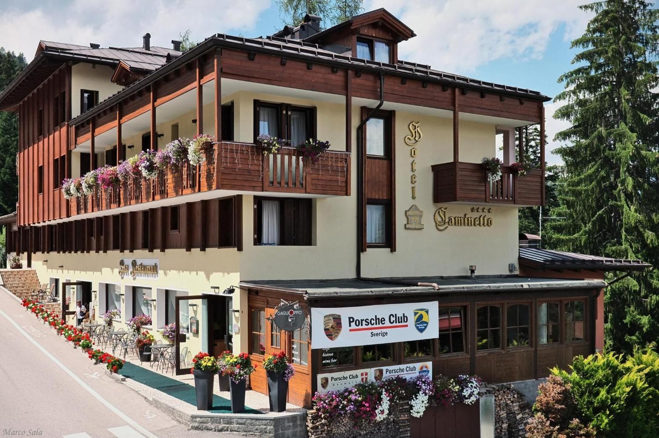 Un edifici de dues plantes amb un cartell de 'Hotel Gasthof' i 'Porsche Club' a Suècia.