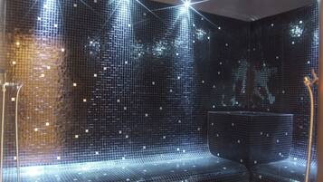 Behandelingskamers voor koppels, een sauna, een bubbelbad, een stoombad