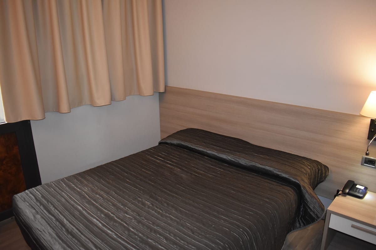 Chambre Simple Supérieure, 1 grand lit 1 place