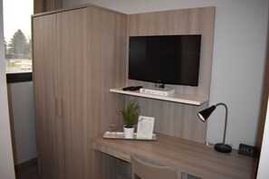 Chambre Simple Supérieure, 1 grand lit 1 place | Télévision