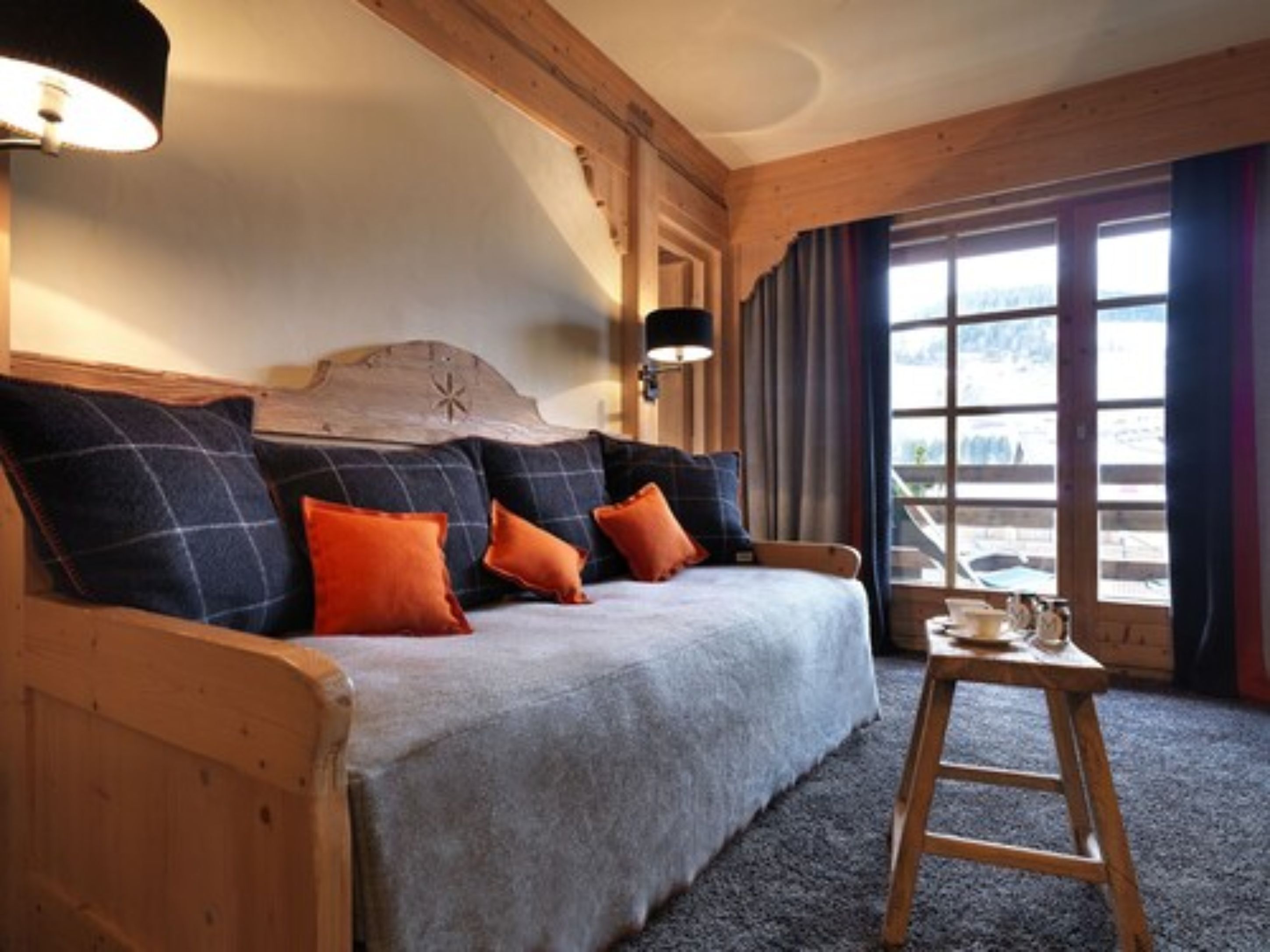 junior suite | living room | flat-screen tv, books