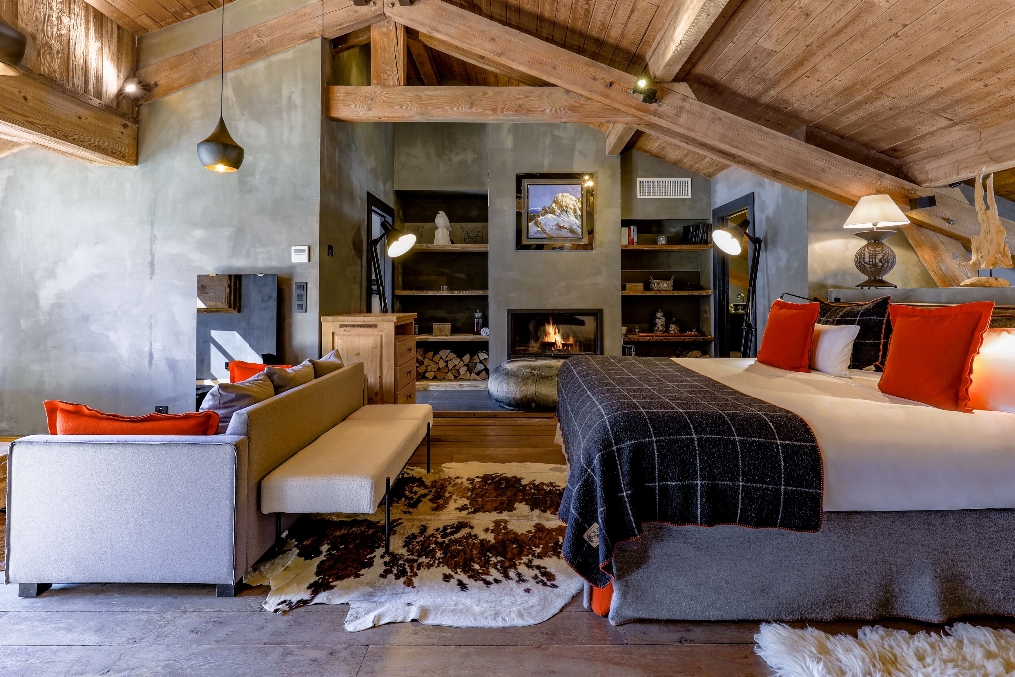 أغطية فراش متميزة وميني بار وخزنة داخل الغرفة ومكتب