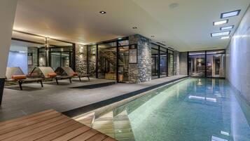 Innenpool, geöffnet von 09:00 Uhr bis 20:00 Uhr, LiegestĂŒhle