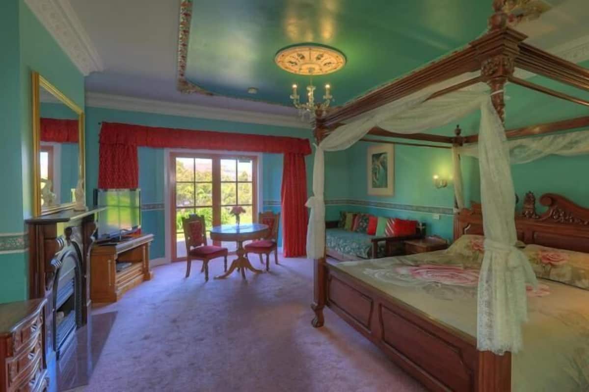 Soundproofing, iron/ironing board, free WiFi, bed sheets