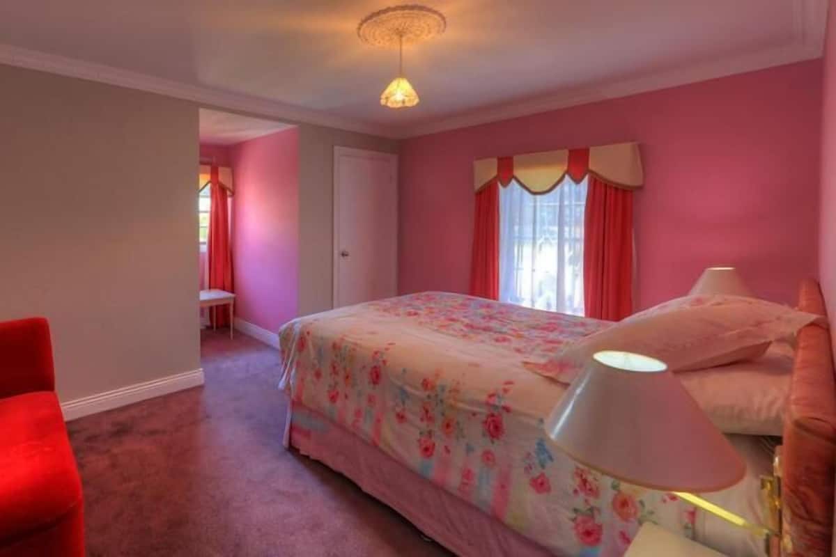 Soundproofing, iron/ironing board, free WiFi, bed sheets