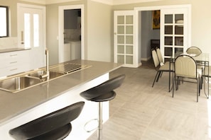 Een koelkast met diepvriezer, een kookplaat