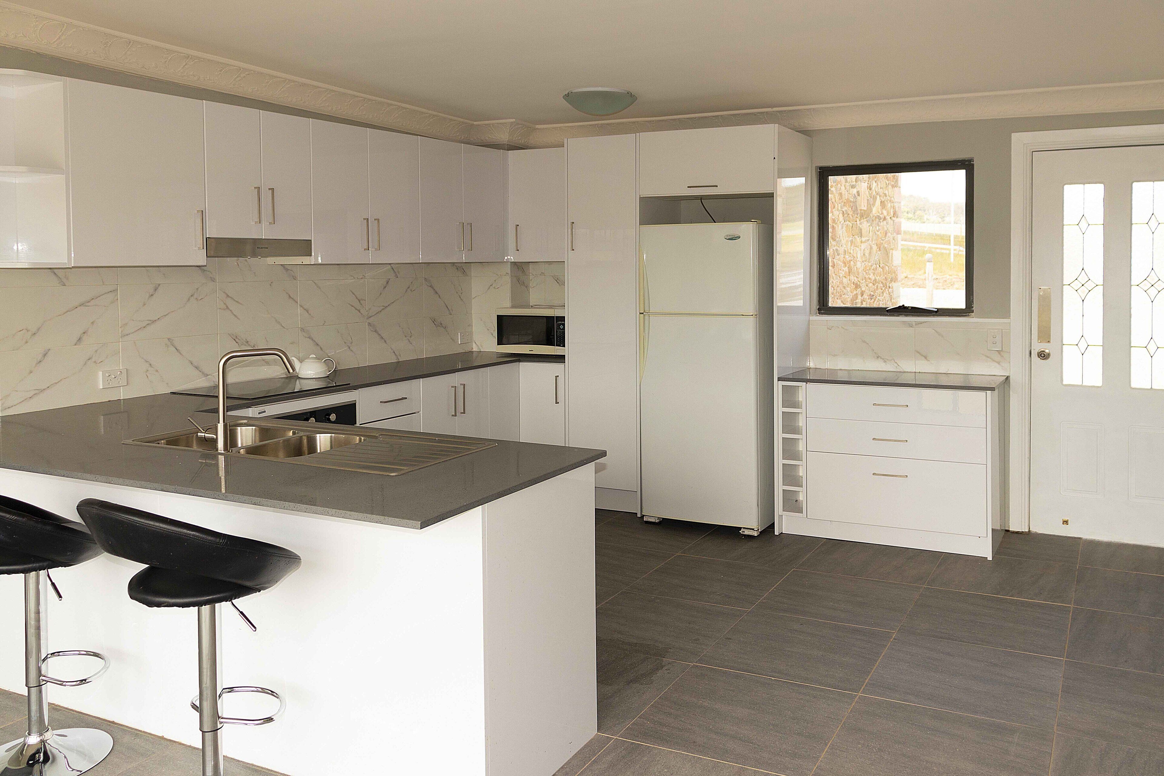 Full-sized fridge, stovetop, coffee/tea maker, electric kettle