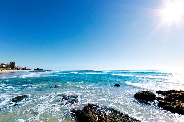 Di pantai, pasir putih, luncur air