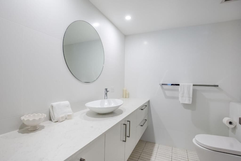 deep-soaking bathtub, free toiletries, towels