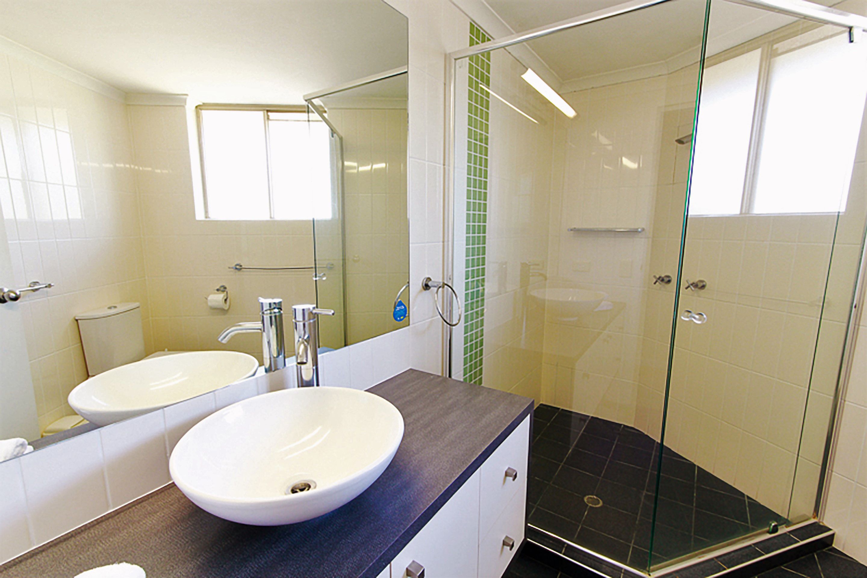 deep-soaking bathtub, free toiletries, towels