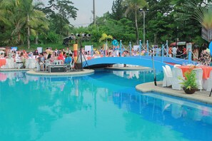 Outdoor pool - Hotel Stotsenberg (Mabalacat City)