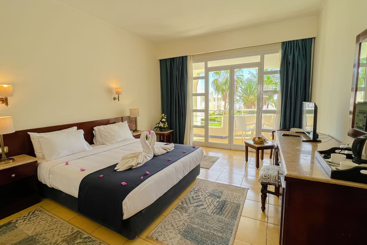 Superior Room, Pool View