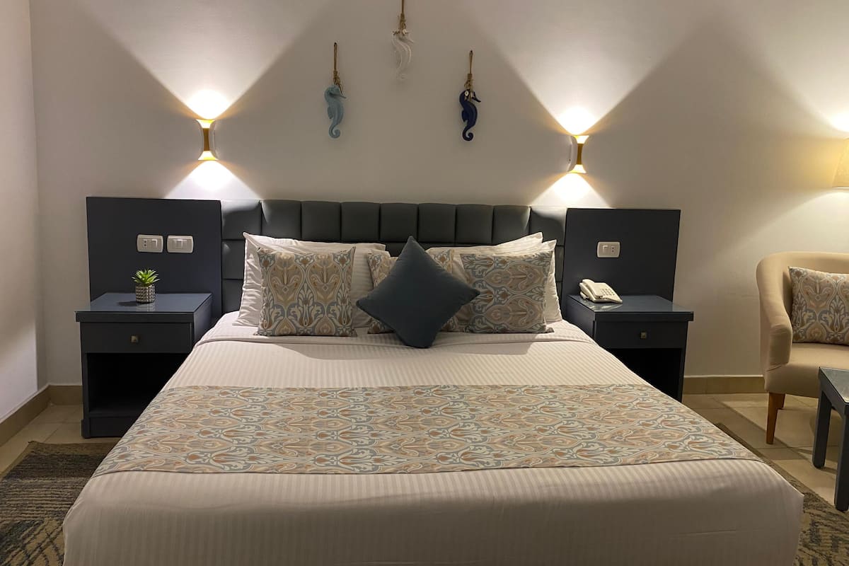 Deluxe Room | In-room safe