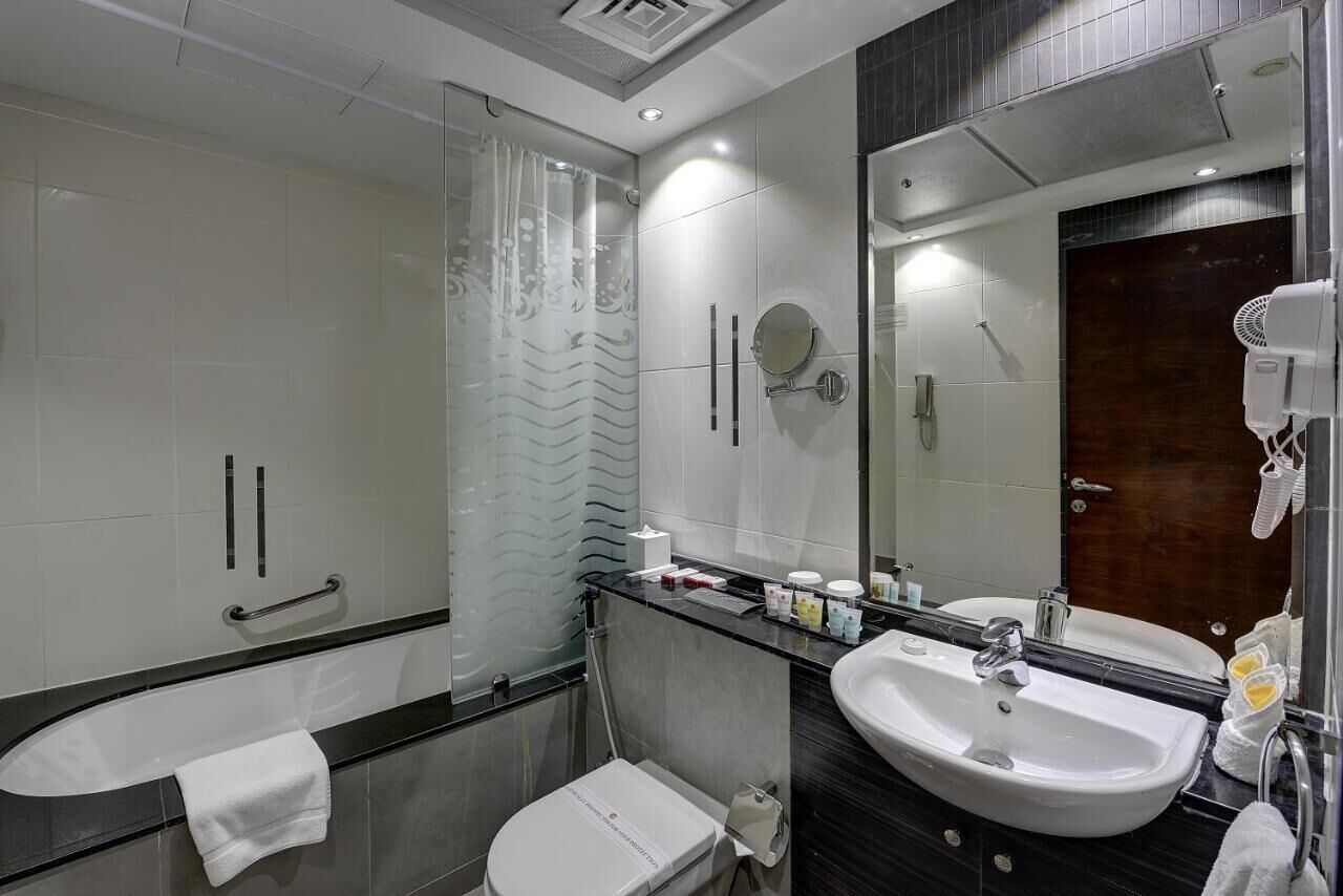 Bathroom | Combined shower/tub, free toiletries, hair dryer, bathrobes