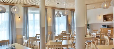 Desayuno buffet (EUR 18 por persona)