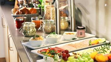 Tägliches Frühstücksbuffet gegen Gebühr