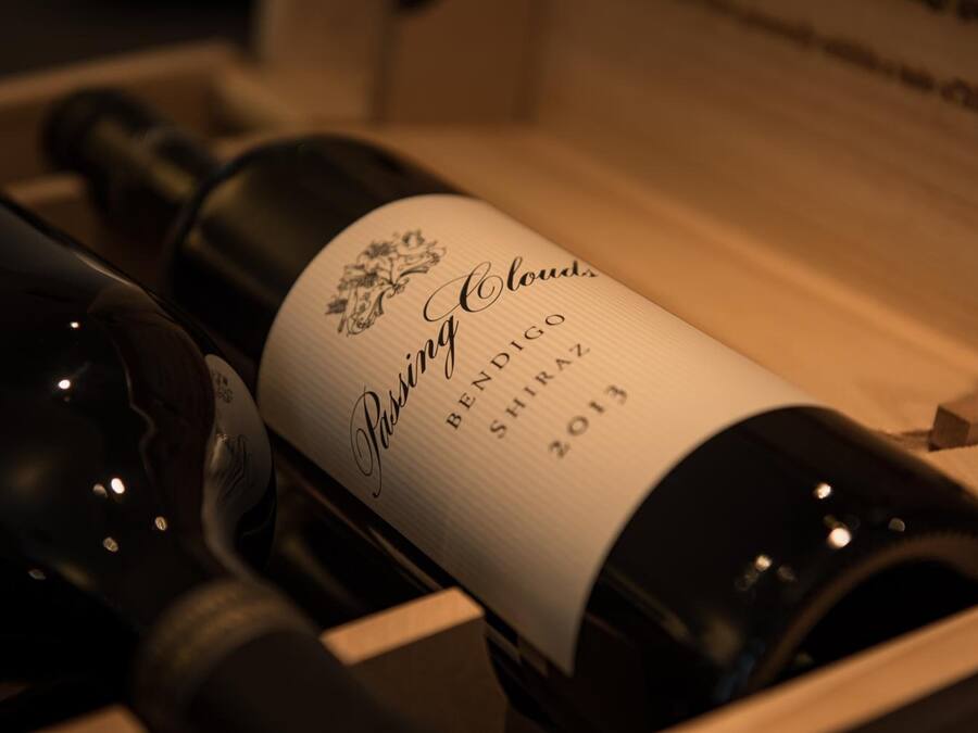 Una botella de vino con etiqueta que dice "Pasiona Clouds, Bodega Shira, 2013".
