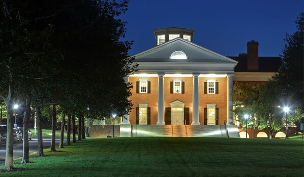 Majoituspaikan julkisivu illalla/yöllä