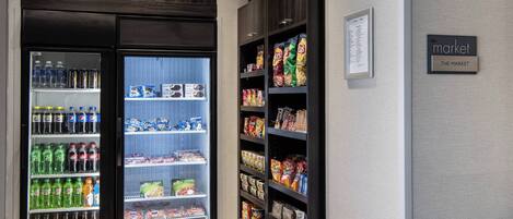 Ein Automaten mit verschiedenen Getränken und Snacks.