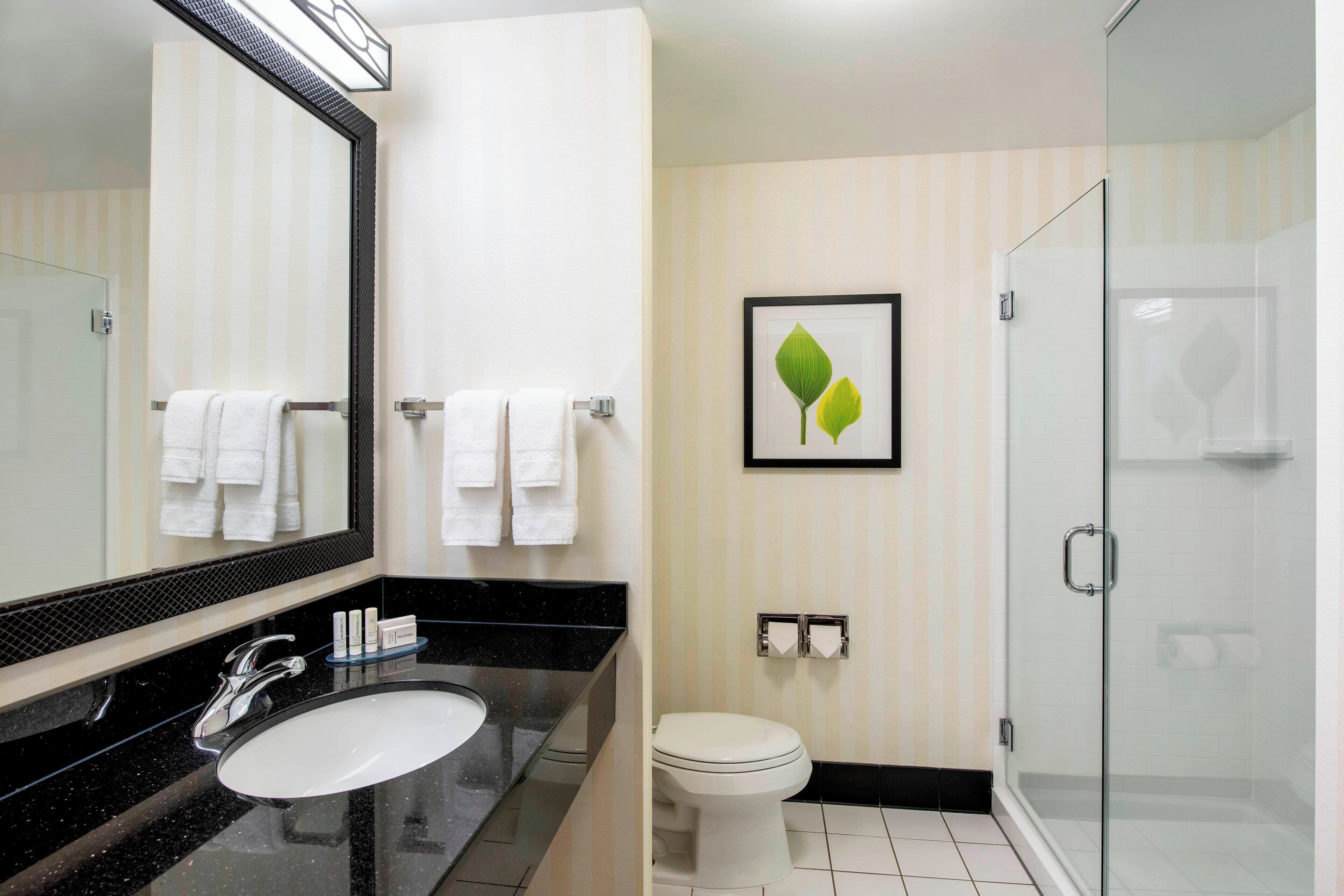 room, 1 king bed | bathroom | combined shower/bathtub, free toiletries, hair dryer, towels