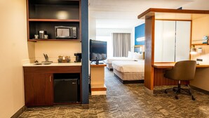 A hotel room with a kitchenette, a bed, a desk, and a chair. - SpringHill Suites by Marriott San Antonio Alamo Plaza/Convention Center (San Antonio)