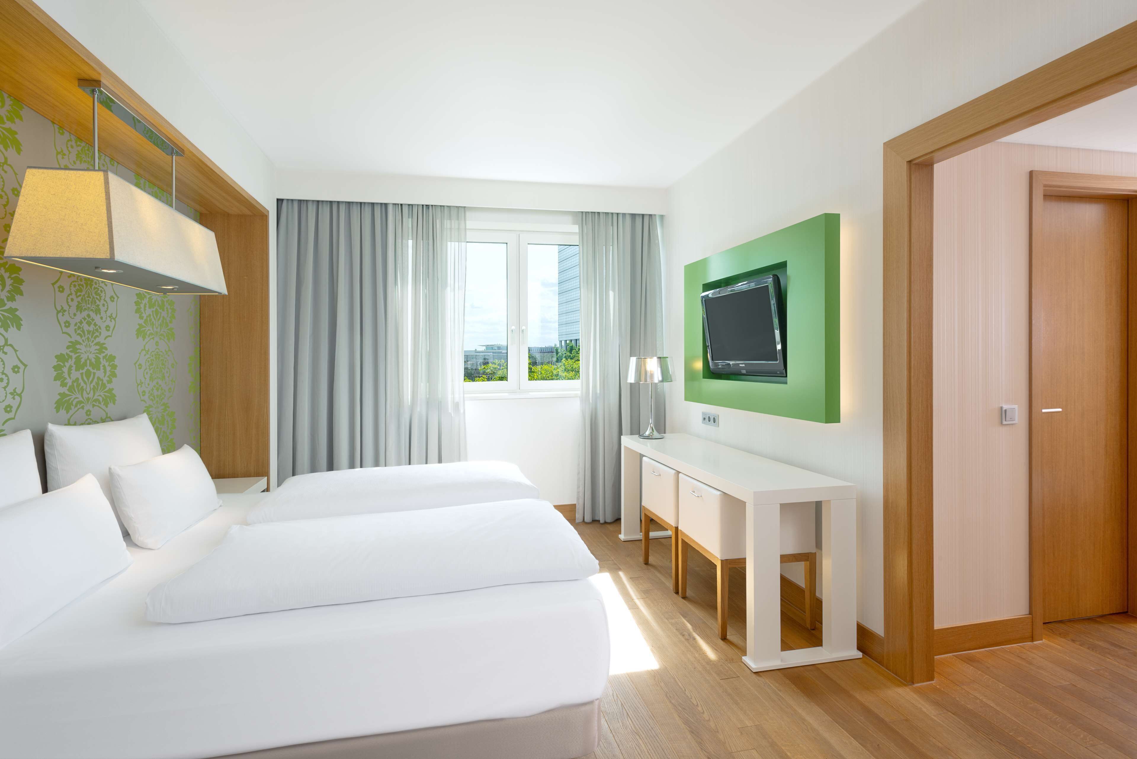 高档床上用品、迷你吧、客房内保险箱、办公桌