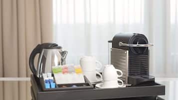 Un espace dédié au café, comprenant une machine à café, des tasses et des dosettes de café.