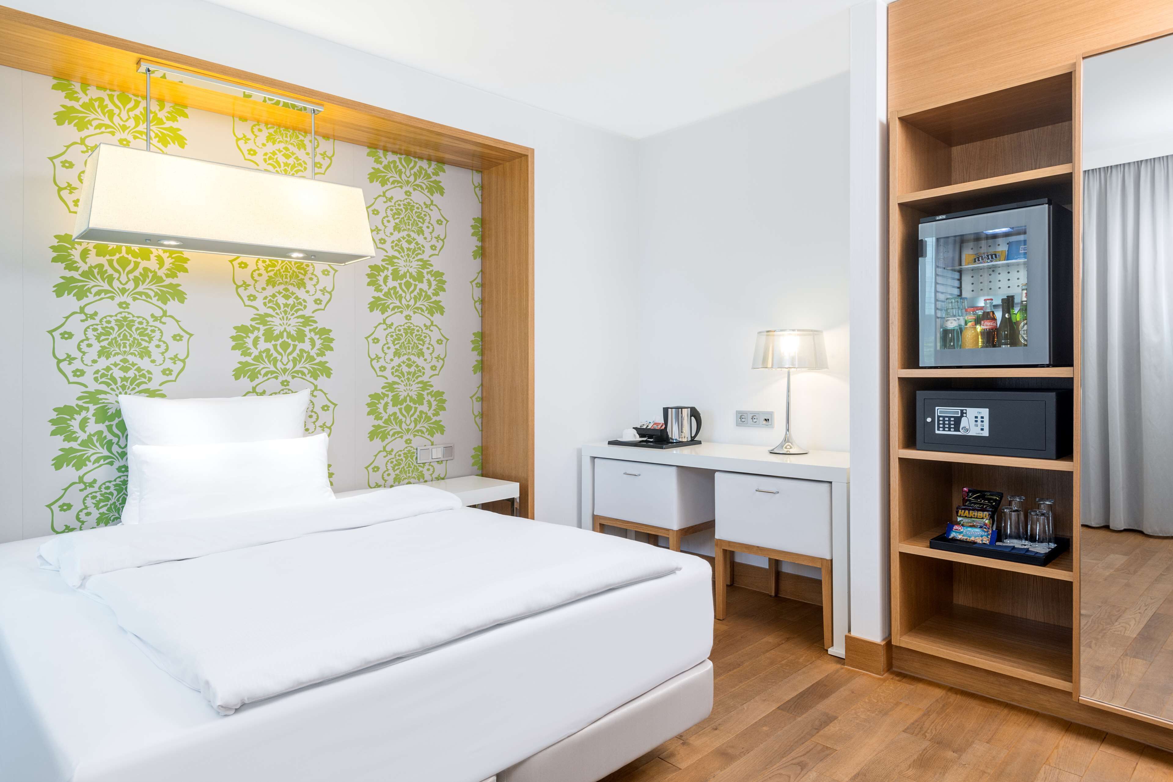 standard room | premium bedding, minibar, in-room safe, desk