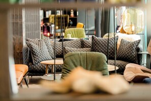 Bar (on property) - Motel One Salzburg-Süd (Salzburg)