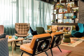 Bar (on property) - Motel One Salzburg - Süd (Salzburg)