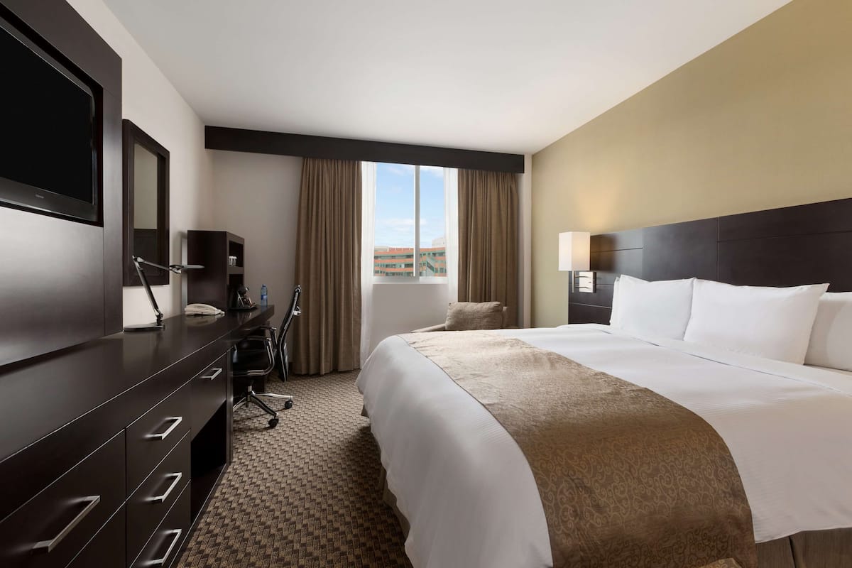 Premium bedding, in-room safe, desk, laptop workspace